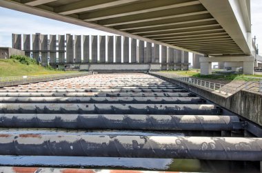 Rotterdam, Hollanda, 12 Haziran 2021: Thomassen Tüneli, liman kargo demiryolu viyadük hattı ve Caland Kanalı boyunca uzanan beton ön cam.