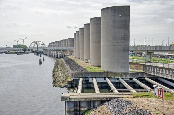 オランダ ロッテルダム2021年6月12日 トマッセントンネルと港湾鉄道線によって貫通された Caland運河沿いのコンクリート製の窓の眺め — ストック写真