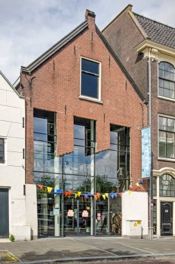 Vlaardingen, Hollanda, 4 Temmuz 2021: Geleneksel tuğla cephesinin arkasında modern cam bir cephe bulunan kasabanın yerel müzesi