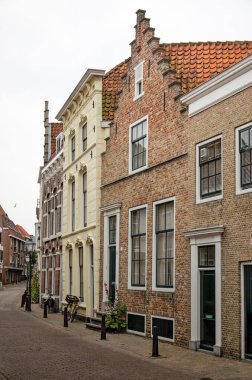 Vlissingen, Hollanda, 24 Temmuz 2021: Eski şehrin kavisli caddesi tuğla ve alçıyla kaplanmış geleneksel cephelerle dolu.