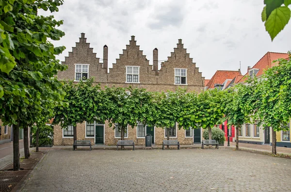 2021年7月24日 荷兰Vlissingen 老城区维维温登广场 四周环绕着整整齐齐的树木和历史性的立面 — 图库照片