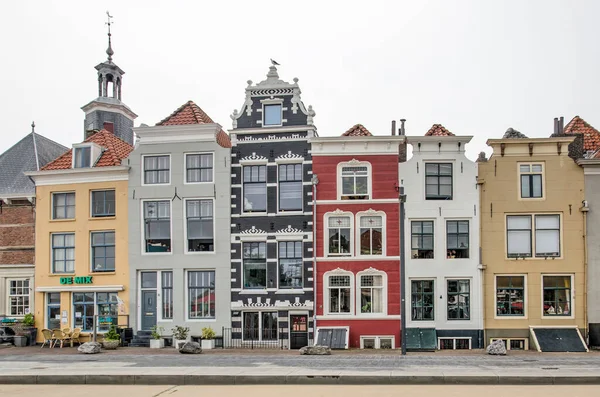 2021年7月24日 荷兰Vlissingen 老城区一排传统房屋的正面涂上了相反的色彩 — 图库照片