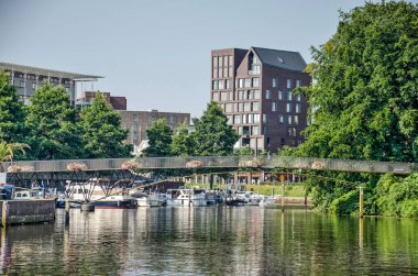 Zwolle, Hollanda, 4 Ağustos 2021: Eski şehrin çevresindeki modern yerleşim alanları, bir marina ve yayalar için bir köprü manzarası