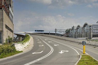 Zwolle, Hollanda, 14 Ağustos 2021: tren yolu boyunca uzanan otobüsler için yeni üstgeçidin henüz işlevsel bir eğrisi