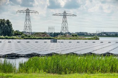 Zwolle, Hollanda, 4 Ağustos 2021: Yapay göl Sekdoorne Plas üzerinde yüzen büyük güneş panelleri alanı, çakıl çıkarma için oluşturuldu