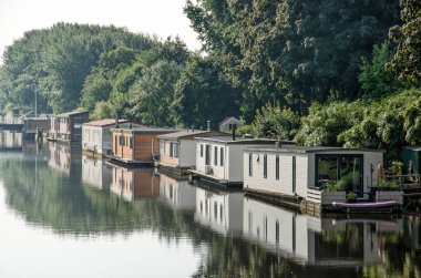 Zwolle, Hollanda, 4 Ağustos 2021: Beton bir altyapı üzerinde ahşaptan yapılmış birkaç yüzen yüzen tekne