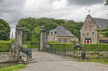 Wijhe, Hollanda, 7 Ağustos 2021: Köprü, kapı ve şehrin uzaktaki kilise kulesine bakan tarihi binalar.