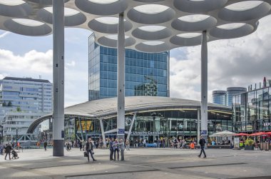 Utrecht, Hollanda, 16 Eylül 2021: Yeni istasyon meydanı boyunca ikonik çatı inşaatı altında merkez tren istasyonunun ana girişine doğru bakın.