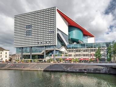 Utrecht, Hollanda, 16 Kasım 2021: Tivoli- Vredenburg konser salonu ve yakın zamanda yeniden inşa edilen Stadsbuitengracht kanalı