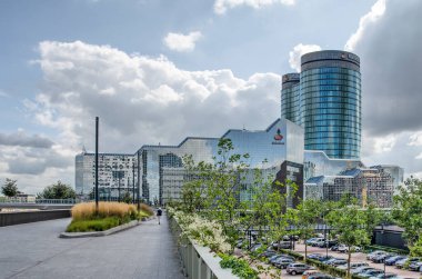 Utrecht, Hollanda, 16 Kasım 2021: Cam şelale ve Rabobank merkez binasının ikiz kuleleri