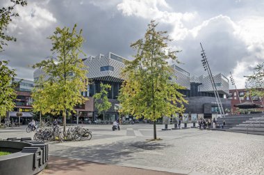 Amersfoort, Hollanda, 16 Eylül 2021: Yeni Eemplein Meydanı çevresindeki modern mimari eski şehir merkezinin hemen kuzeyinde.