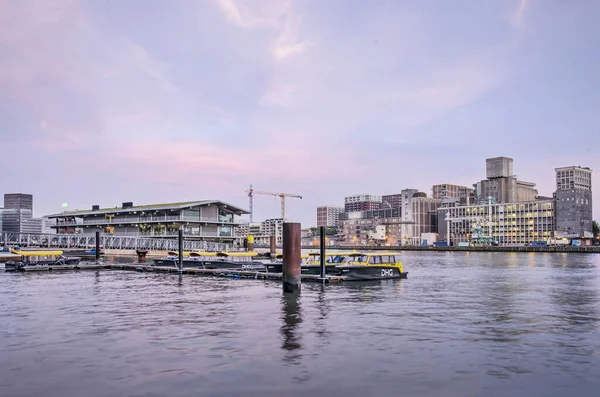 Rotterdam Nizozemsko Září 2021 Krásné Zapadající Nebe Nad Přístavem Rijnhaven — Stock fotografie