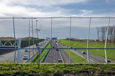 Rotterdam, Hollanda, 5 Kasım 2025: bisiklet yolundan yeni A16 otobanındaki trafiğe doğru çevre geçişi