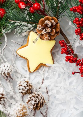 Dekoratif unsurlarla dolu renkli bir Noel geçmişi var. Tebrik kartları için kullanışlı. Metin için yer