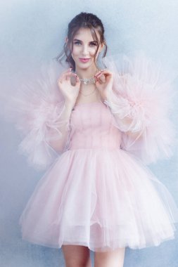 Zarif, güzel, havadar, lüks bir akşamda gizemli genç bir kadın. 