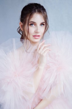 Zarif, güzel, havadar, lüks bir akşamda gizemli genç bir kadın. 