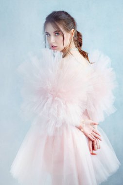 Zarif, güzel, havadar, lüks bir akşamda gizemli genç bir kadın. 