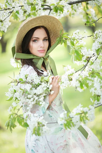 Elégante Fille Mode Dans Jardin — Photo