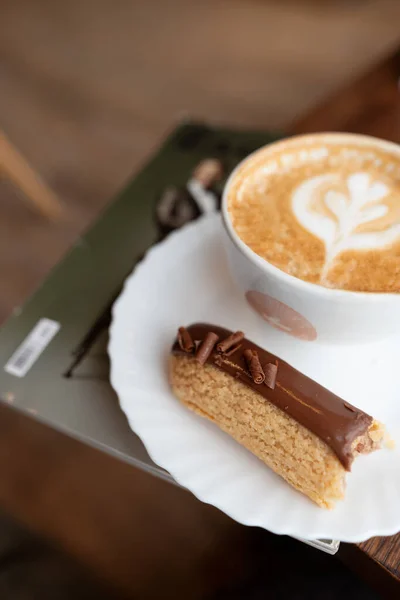 Bir dergide ekinoz ve bir fincan kapuçino.