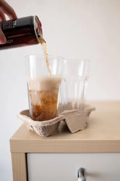 Bir bardak buzlu soğuk içecek. 