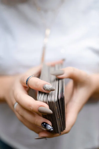 Tarot kartları bir kızın elinde