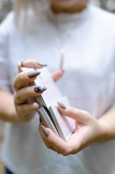 Tarot kartları bir kızın elinde