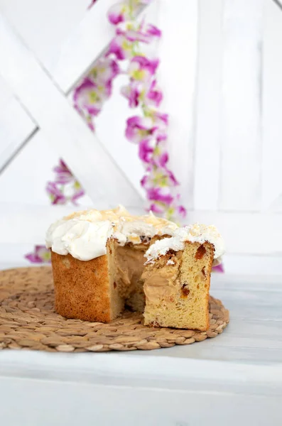 Jöleli Paskalya pastası pudra şekeriyle süslenir. Tahtada ve yeşil havluda. Mutlu Paskalyalar. Parçalara ayrılmış. Meyveleri salkım salkım.