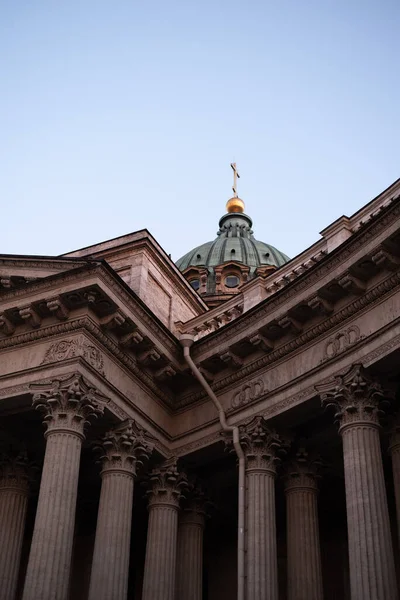 St. Petersburg 'daki Kazan Katedrali şehrin kalbinde yer alan bir Ortodoks katedralidir..