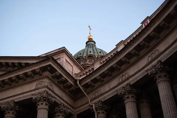 St. Petersburg 'daki Kazan Katedrali şehrin kalbinde yer alan bir Ortodoks katedralidir..