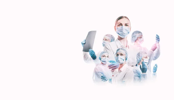 Beyaz arka planda mesaj için yeri olan kadın doktor ekibi.