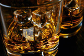 whisky s ledem v moderních sklenicích