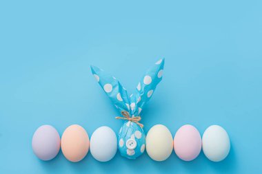 Paskalya yumurtaları ve paskalya hediyesi. Paskalya hediyeleri konsepti. metin için yer