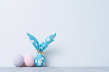 Paskalya yumurtaları ve paskalya hediyesi. Paskalya hediyeleri konsepti. metin için yer