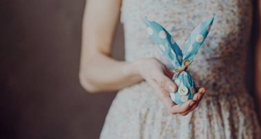 Paskalya hediyesini tutan kadın