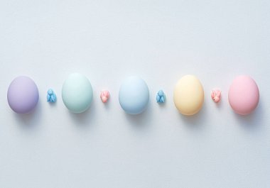 Hafif ahşap arka planda dekoratif paskalya yumurtaları. Metin için yeri olan Paskalya temalı arkaplan