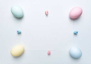 Tebrik kartı ve Paskalya indirimi için paskalya arkaplanı. Suluboya kağıdındaki Paskalya yumurtaları