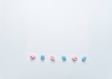 Tebrik kartı ve Paskalya indirimi için paskalya arkaplanı. Suluboya kağıdındaki Paskalya yumurtaları