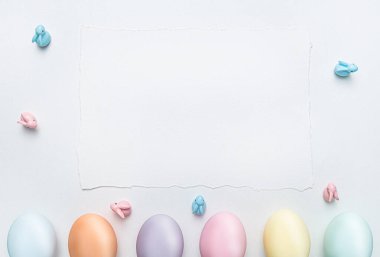 Tebrik kartı ve Paskalya indirimi için paskalya arkaplanı. Suluboya kağıdındaki Paskalya yumurtaları