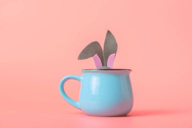 Paskalya tavşanının kulaklarının paskalya yumurtalarının yanına diktiği daireleri olan şirin ve şirin bir Paskalya arkaplanı.