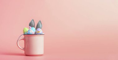 Paskalya tavşanının kulaklarının paskalya yumurtalarının yanına diktiği daireleri olan şirin ve şirin bir Paskalya arkaplanı.