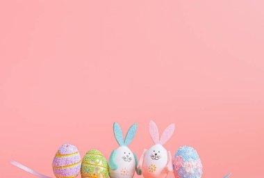 Paskalya yumurtaları ve tavşanları olan şirin ve şirin bir Paskalya arkaplanı.