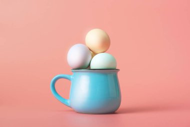 Paskalya tavşanının kulaklarının paskalya yumurtalarının yanına diktiği daireleri olan şirin ve şirin bir Paskalya arkaplanı.