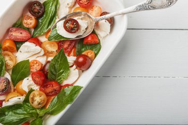 Klasik Caprese salatası, vejetaryen mutfağı sağlıklı yemekler.