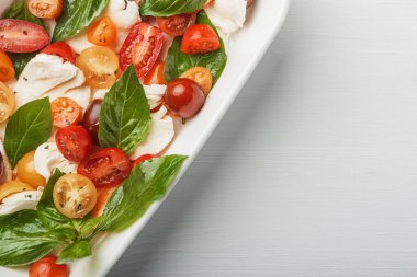 Klasik Caprese salatası, vejetaryen mutfağı sağlıklı yemekler.