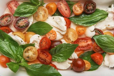 Klasik Caprese salatası, vejetaryen mutfağı sağlıklı yemekler.