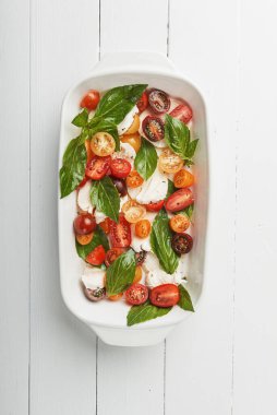 Klasik Caprese salatası, vejetaryen mutfağı sağlıklı yemekler.