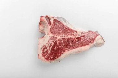 Beyaz arka planda bir parça taze t-bon çiftlik eti.