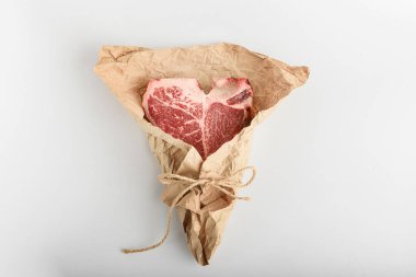 Çevre dostu ambalaj kağıdına sarılmış bir parça taze çiftlik eti.