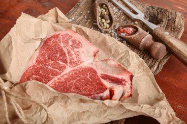 Kutsanmış gün ve Noel tatili için çiğ biftek. Bir parça taze organik çiftlik eti.