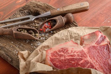 Kutsanmış gün ve Noel tatili için çiğ biftek. Bir parça taze organik çiftlik eti.